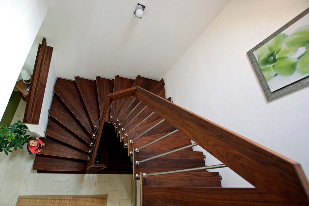 Freitragende Treppe 7 Nussbaum 58c084d903